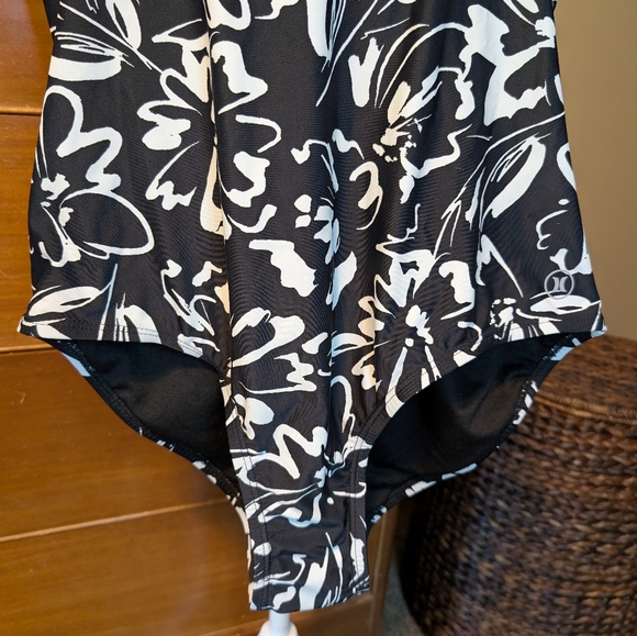Hurley Black & White Floral Tank One Piece Swimsuit - Size XXL NWT - Picture 3 of 10